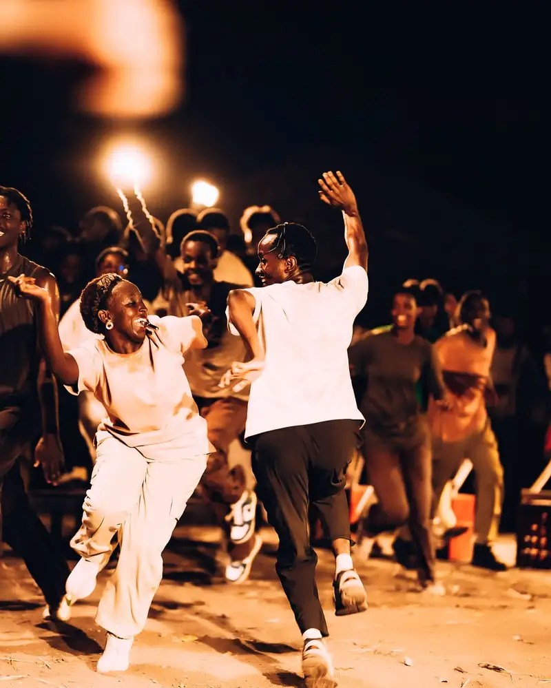 Des danseurs en plein mouvement devant le public
