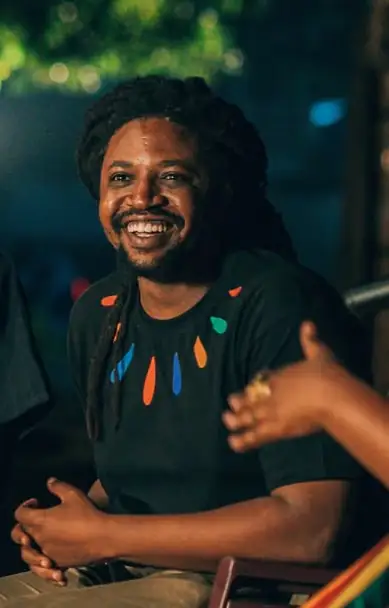 Rocky Mutamba sourit, assis au panel d'ouverture de l'IZUBAFEST 2026