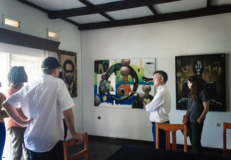 La délégation devant les tableaux exposés
